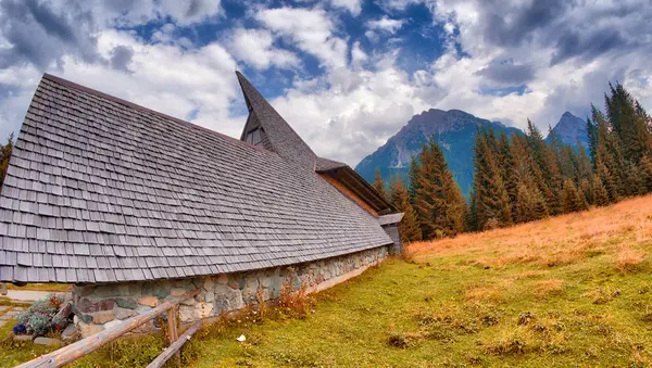 夏にはヨーロッパ アルプスの小さな教会 — ストック写真