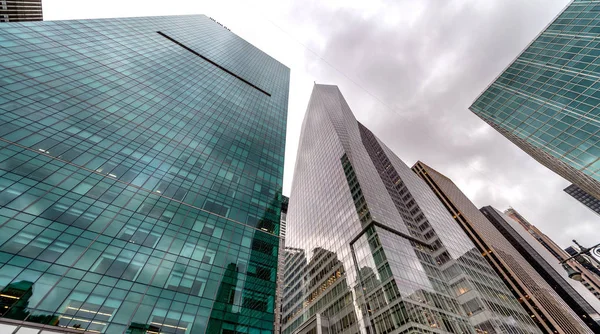 Moderne Wolkenkratzer Von New York Von Der Straße Aus Gesehen — Stockfoto