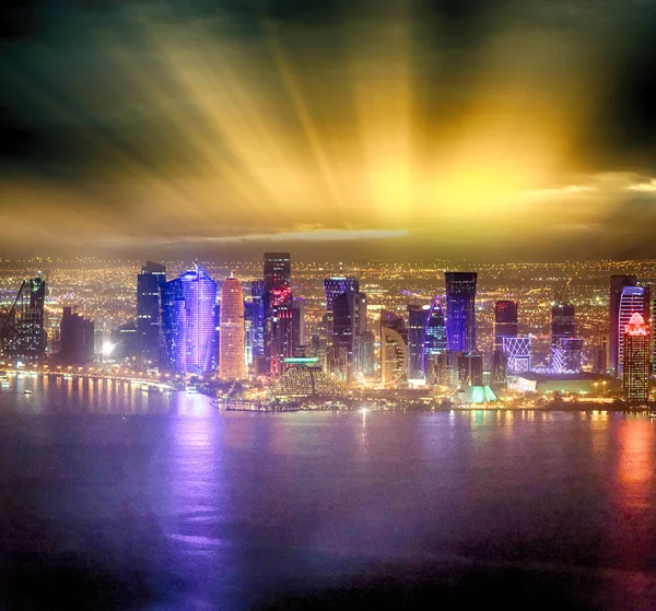Αεροφωτογραφία Της Ντόχα Από Αεροπλάνο Νύχτα Ουρανοξύστες Και Φώτα Της — Φωτογραφία Αρχείου