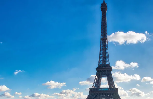 美しい晴れた日にパリのエッフェル塔 トロカデロからの眺め — ストック写真