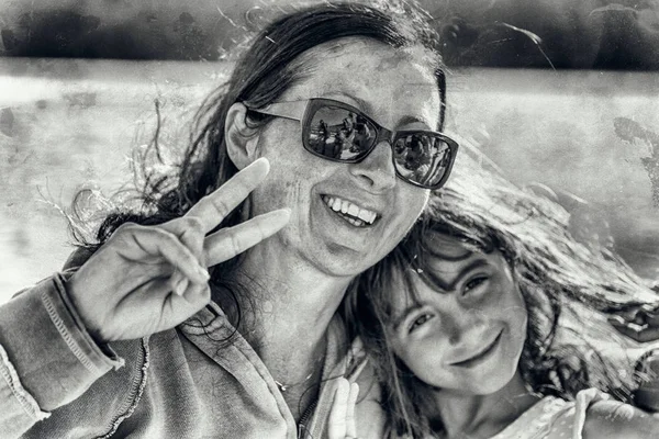 Mother Daughter Happy Ocean Holiday Travel Concept — Stock Photo, Image