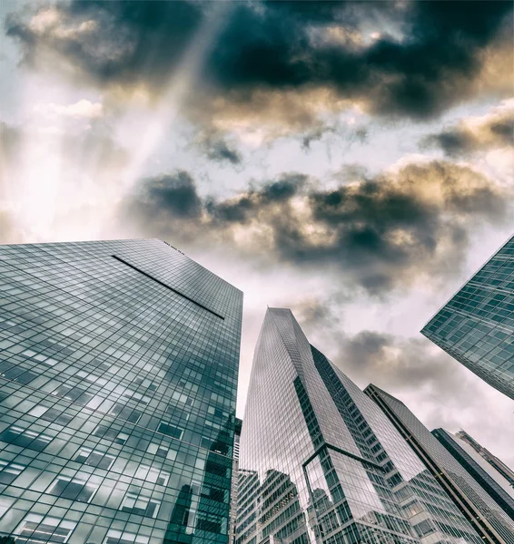 Modern Felhőkarcolók New York Mint Látható Utcáról Szemben Felhős Naplemente — Stock Fotó
