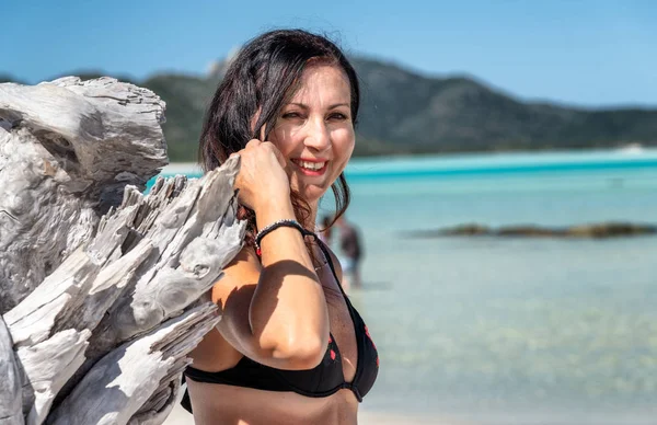 Mulher Feliz Nos Anos Durante Feriado Oceânico Conceito Viagem — Fotografia de Stock