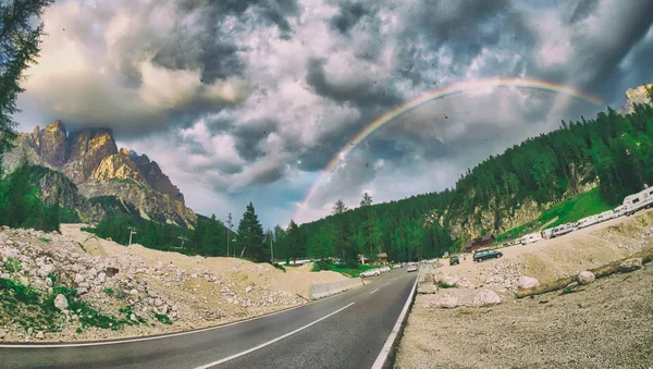 Ουράνιο Τόξο Στις Άλπεις Σενάριο Του Βουνού Καλοκαίρι — Φωτογραφία Αρχείου