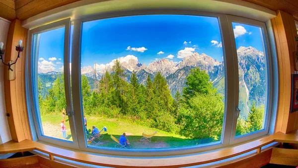 Rifugio Sulle Alpi Vista Delle Montagne Dall Interno — Foto Stock