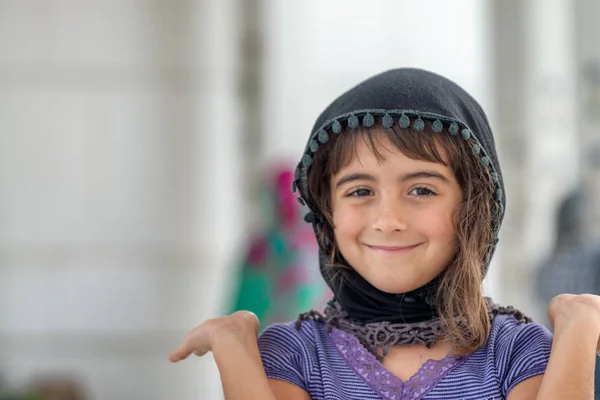 Портрет Молодой Улыбающейся Мусульманской Девушки Адрасском Хиджабе Платке Посещающей Мечеть — стоковое фото