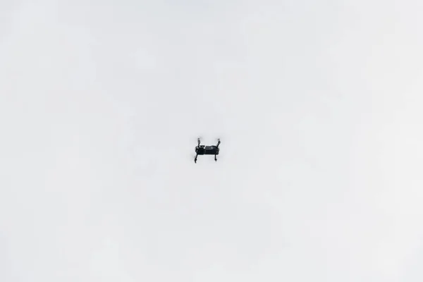 白い空に飛行ドローン — ストック写真