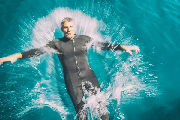 Mann Taucht Ins Wasser Ocean Spash Nach Dem Sprung — Stockfoto