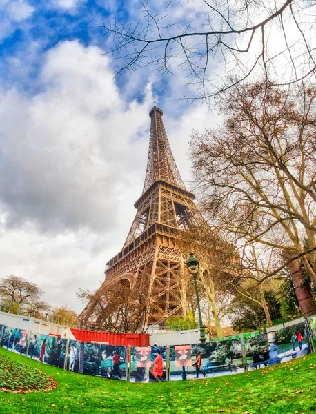 París Francia Diciembre 2012 Los Turistas Visitan Torre Eiffel Ciudad —  Fotos de Stock