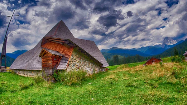 Kleine Kirche Auf Den Europäischen Alpen Sommer — Stockfoto