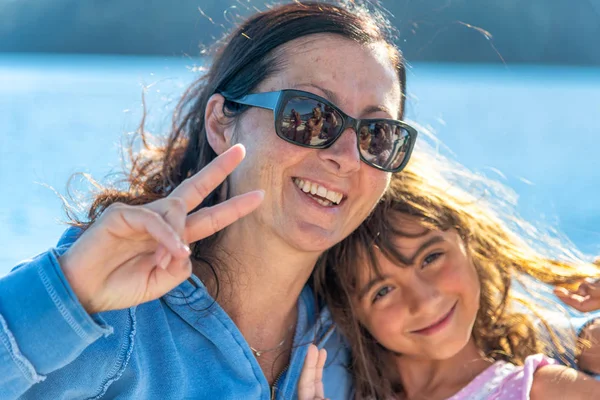 Anne Kızı Bir Okyanus Tatil Sırasında Mutlu Seyahat Kavramı — Stok fotoğraf