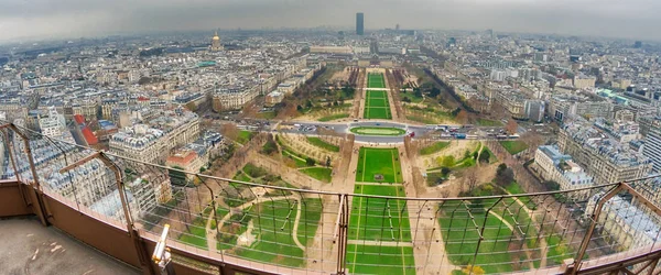 エッフェル塔の上部から見たパリのスカイラインの広角撮 — ストック写真