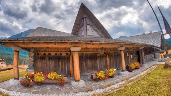 Avrupa Yaz Saati Alpler Küçük Kilise — Stok fotoğraf
