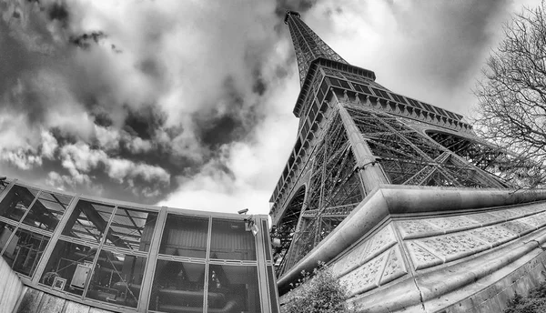 Ευρεία Γωνία Προς Πάνω Άποψη Του Tour Eiffel Όπως Φαίνεται — Φωτογραφία Αρχείου