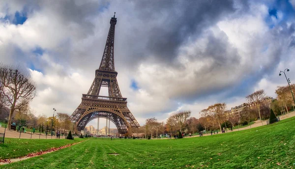 Ευρεία Γωνία Προς Πάνω Άποψη Του Tour Eiffel Όπως Φαίνεται — Φωτογραφία Αρχείου