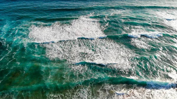 Luftaufnahme Des Wunderschönen Ozeans Bei Sonnenuntergang Mit Meereswellen — Stockfoto