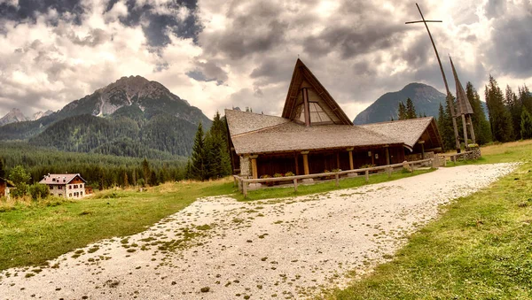 Petite Église Sur Les Alpes Européennes Été — Photo