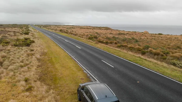 Great Ocean Road boyunca Oniki Havariler, fırtınalı bir günde Avustralya havadan görünümü.