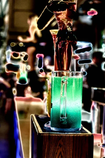 Glas Met Groene Drankje Een Pub Nacht — Stockfoto