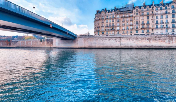 Τράτα Ποτάμι Και Στην Πόλη Στον Ορίζοντα Παρίσι Γαλλία — Φωτογραφία Αρχείου