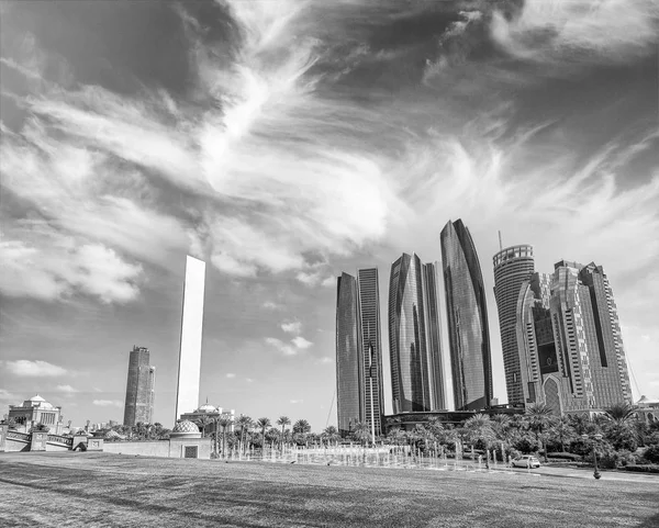 Abu Dhabi Horizonte Moderno Emirates Palace Gardens Día Soleado Atardecer — Foto de Stock