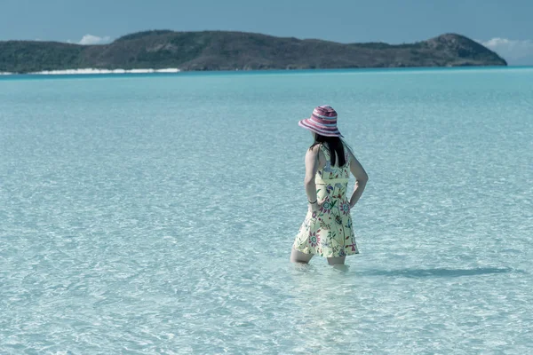 Frau Mit Buntem Hut Auf Einem Schönen Meer Rückansicht Reisekonzept — Stockfoto