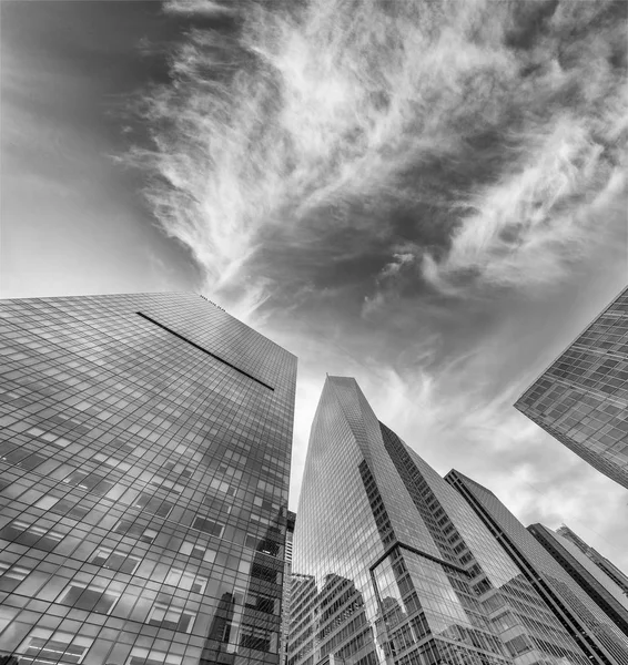 Ультрасучасні Хмарочоси Нью Йорка Видно Вулиці Проти Похмуре Небо Заході — стокове фото