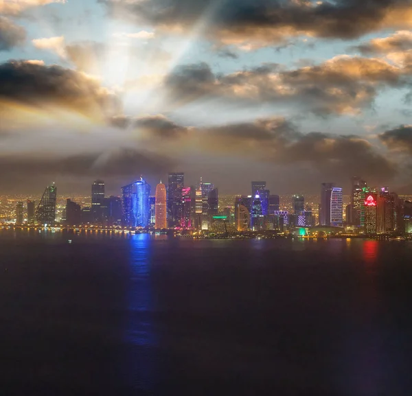 Вид Воздуха Доху Самолета Ночью Городские Небоскребы Освещение — стоковое фото