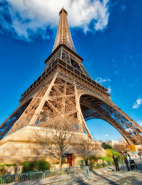 Paris Kasım 2012 Eyfel Kulesi Yukarı Doğru Görünümünü Bir Güzel — Stok fotoğraf
