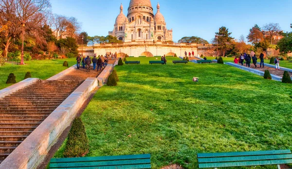 Paris Frankrijk December 2012 Toeristen Bezoeken Kathedraal Van Heilige Hart — Stockfoto
