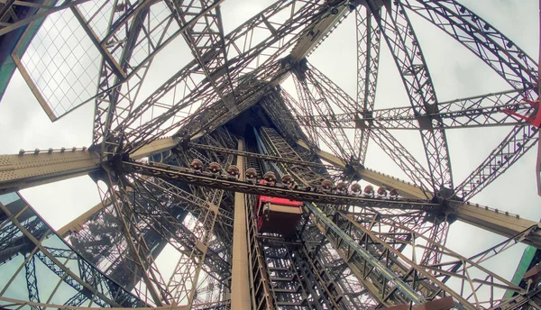 Estrutura Poderosa Torre Eiffel Vista Ângulo Largo — Fotografia de Stock