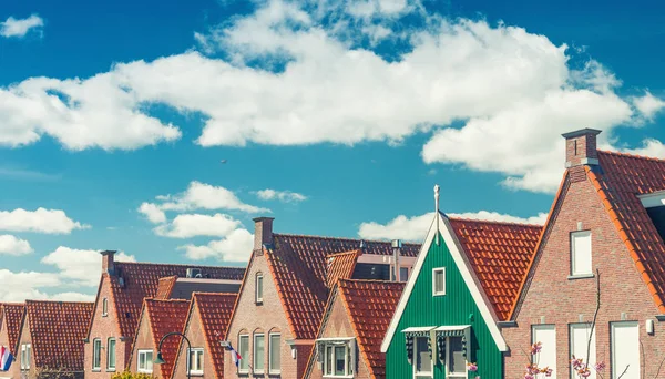 Volendam Nederland Klassieke Huizen Uitgelijnd Langs Stad Straat — Stockfoto