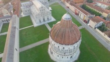 Ek yükü hava panoramik mucizeler meydanında Pisa, İtalya. Video