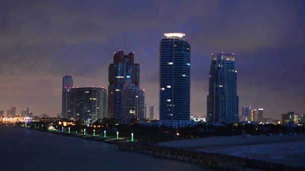 Zonsondergang Skyline Van Miami Gezien Vanaf Een Vertrekkende Cruiseschip — Stockvideo