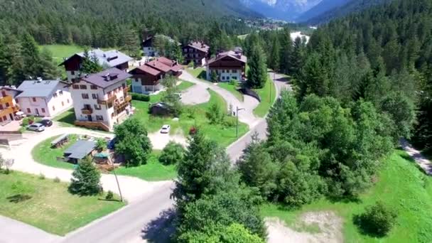 Increíble Vista Del Campo Día Soleado Montañas Fondo — Vídeo de stock