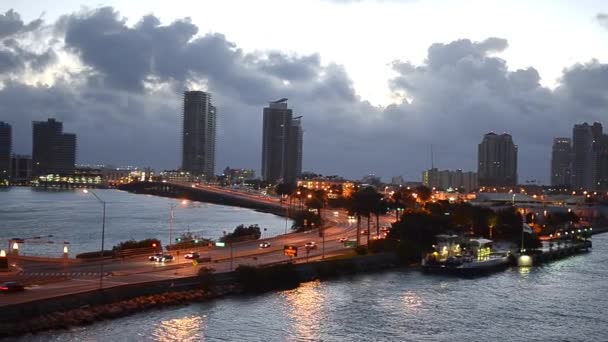 Solnedgången Skyline Miami Sett Från Avgående Kryssningsfartyg — Stockvideo