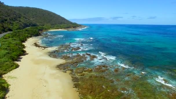 Úžasný Letecký Pohled Silnici Podél Pobřeží Oceánu Video — Stock video