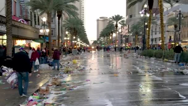 Escenas Urbanas Personas Caminando Por Ciudad Calle Cubiertas Basura — Vídeos de Stock