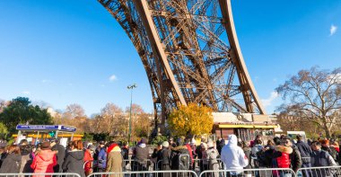 Paris, Fransa - Aralık 2012: Turist Eyfel Kulesi ziyaret edin. Kentin 40 milyon insan her yıl çekiyor..