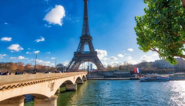 Paris, Fransa - Aralık 2012: Turist Eyfel Kulesi ziyaret edin. Kentin 40 milyon insan her yıl çekiyor..