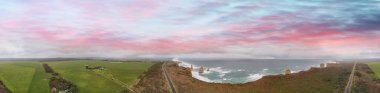 Great Ocean Road boyunca Oniki Havariler, Avustralya. Fırtınalı bir gün batımında panoramik havadan görünümü.