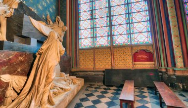 Paris, Fransa - Aralık 2012: Ünlü Notre Dame Katedrali Notre Dame, iç. Notre Dame 130 metre uzunluğunda, bu 48 metre genişliğinde, 35 metre yüksekliğinde.