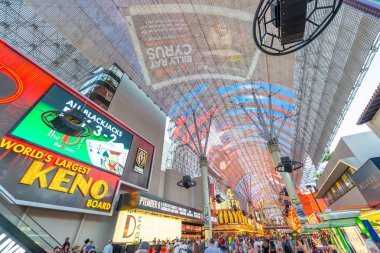Las Vegas, Nv - 29 Haziran 2018: Downtown Las Vegas ışıkları ve Fremont Street gece hayatı. Bu şehrin ikinci en ünlü caddesi olan.
