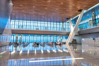 Doha, Katar - 16 Ağustos 2018: İç Hamad Uluslararası Havaalanı. Havaalanında bir tören Qatar Airways uçuş ile 30 Nisan 2014 açıldı.