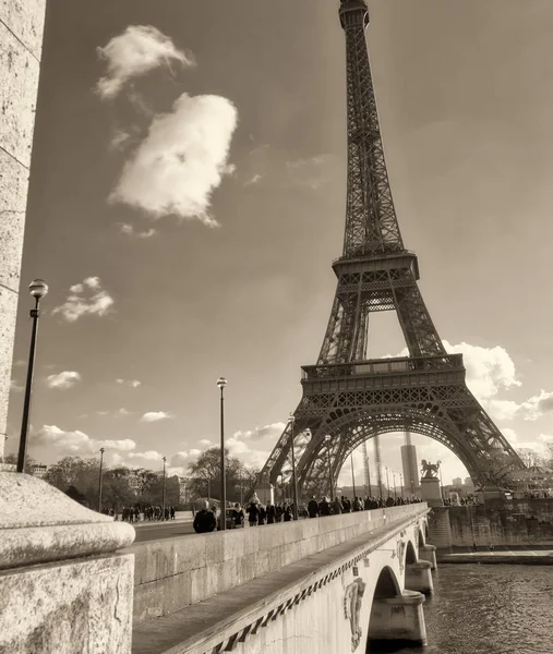 Париж Франция Декабрь 2012 Туристы Посещают Эйфелеву Башню Ежегодно Город — стоковое фото