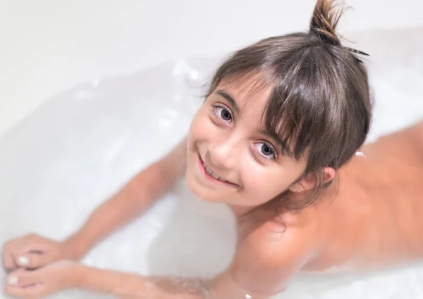 Menina Jovem Feliz Sorrindo Fazendo Banho — Fotografia de Stock