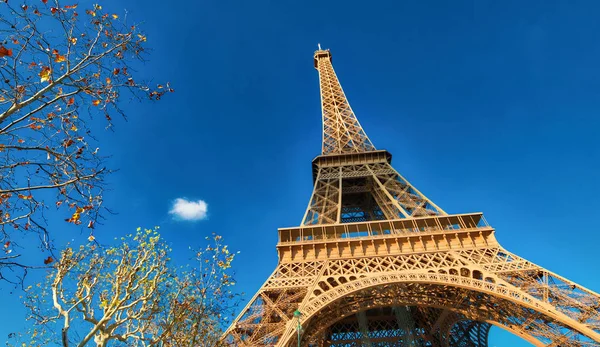 Upward View Eiffel Tower Beautiful Sunny Winter Day Paris France — Stock Photo, Image