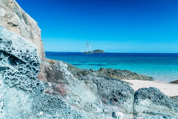 Krásný Ostrov Beach Kameny Slunečný Den Prohlížet Lodí Pozadí — Stock fotografie