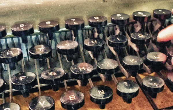 Baby Hand Typen Een Oude Schrijfmachine — Stockfoto