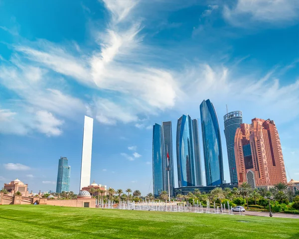 Abu Dhabi Horizon Moderne Emirates Palace Gardens Par Une Journée — Photo